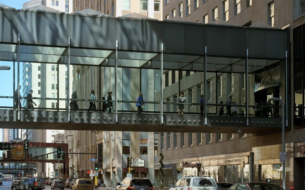 Два соединенных здания. Skyway миннесота. надземный переход пассаж екатеринбург. переход между зданиями. стеклянный переход между зданиями.