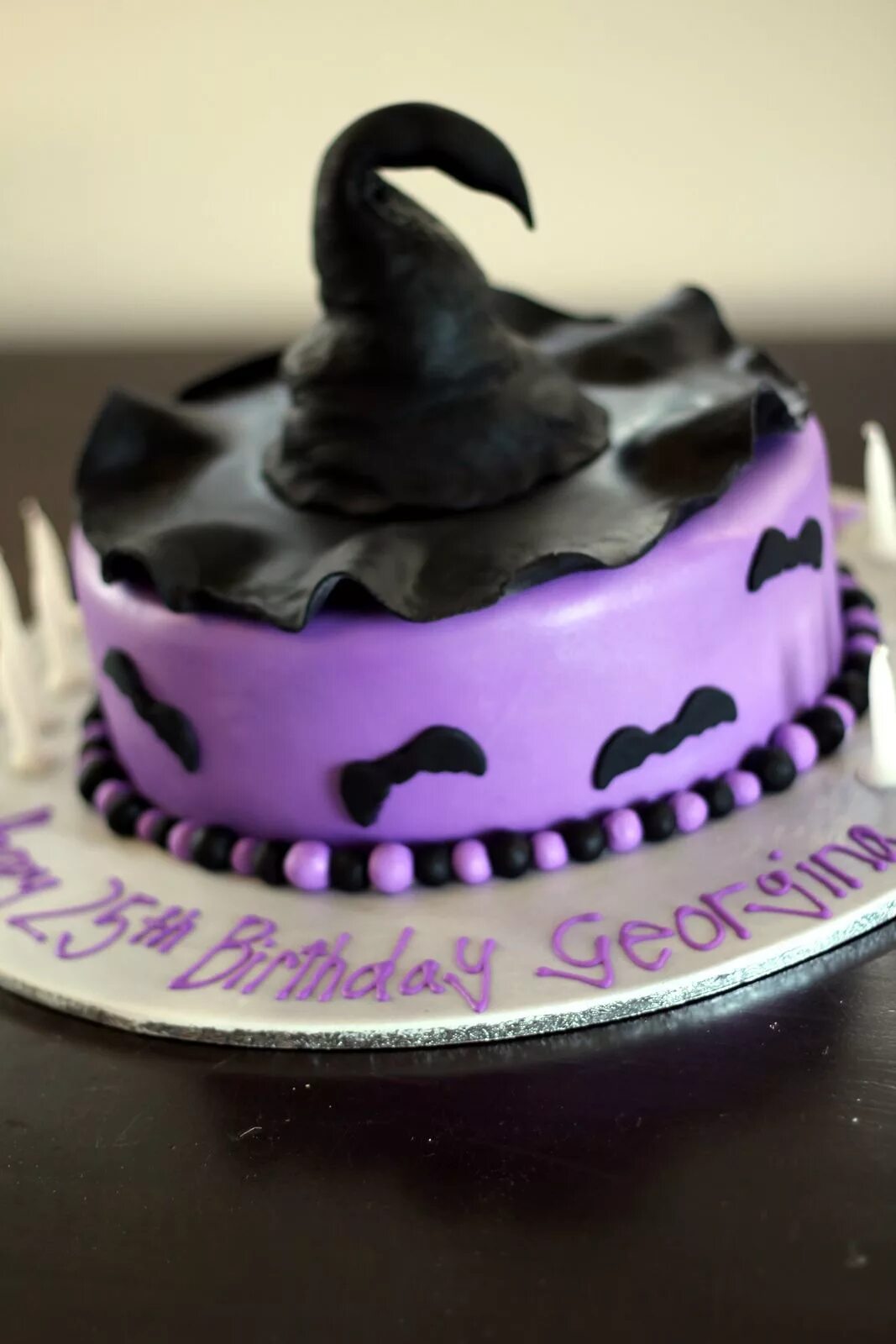 Торт с надписью ведьмы. Торт ведьма. Торт с ведьмочками. Торт для колдуньи. Тортик с ведьмой.