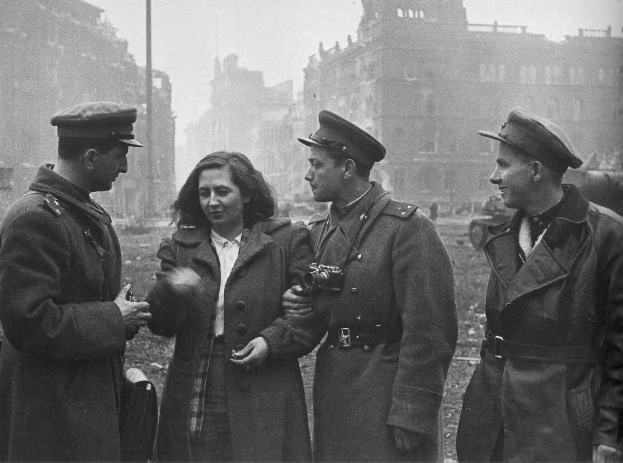 Во время войны и потом. Немки в Германии в 1945 и советские солдаты. Русские солдаты и немки в 1945 году. Немецкие женщины в Берлине 1945. Русские в Берлине 1945.