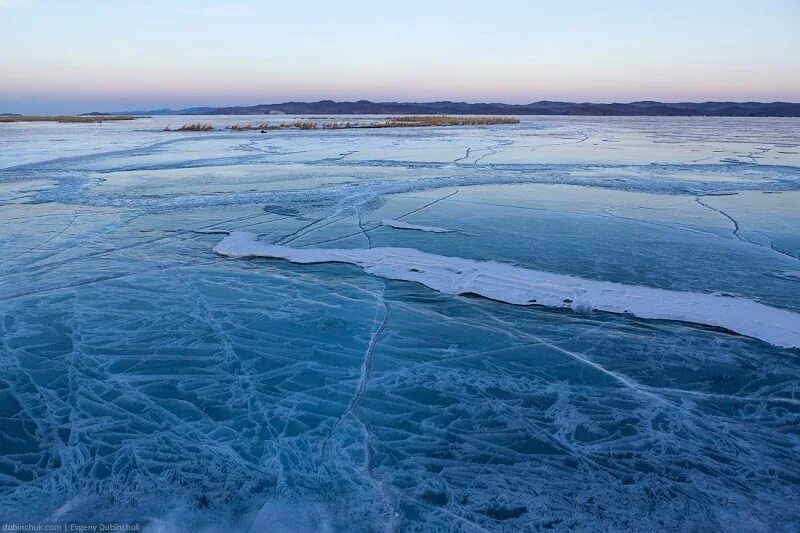 Лед на реках и озерах. Озеро Байкал ледостав. Река покрытая льдом. Лед на реке. Замерзшая река.