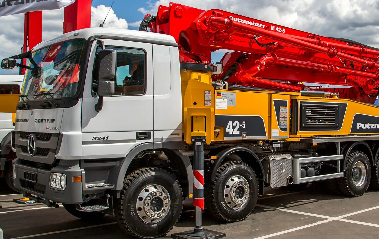 Бетононасос 41 метров. Бетононасос hino 18 метров. Бетононасос 16 метров. Бетононасос московская область. Автобетононасос путцмайстер 36 метров.