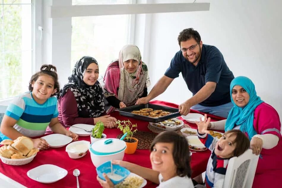 Family dinner in Ramadan. Ramadan Table Family. Рамадан семья. Рамадан картинки семья. Preparing for the day