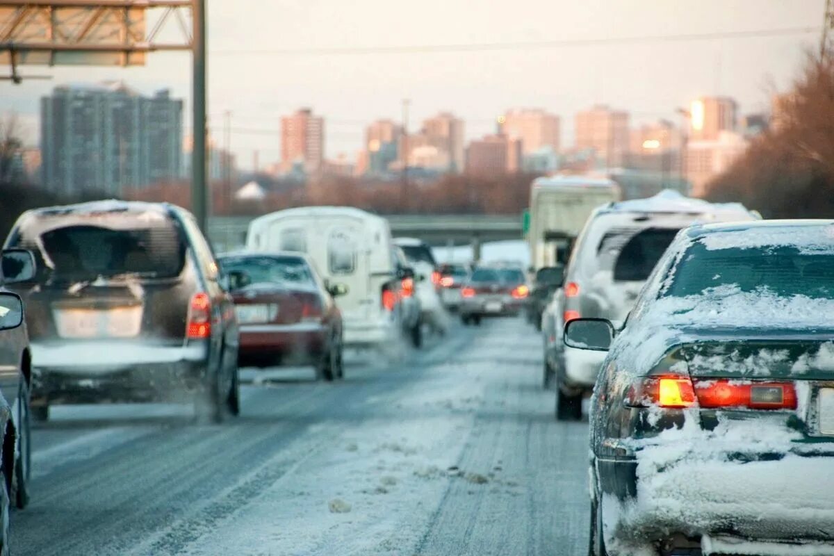 Машина зимой в городе. Машины зимой в городе. Заснеженные машины в городе. Машина зимой в городе. Городской автомобиль.
