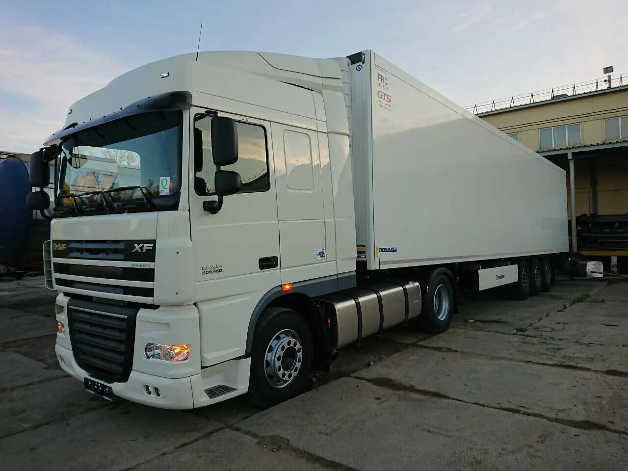 DAF XF 105 С полуприцепом. DAF XF 105 рефрижератор. DAF XF 105 полуприцепом реф. Даф 105 460 рефрижератор. Купить тягач с полуприцепом бу в россии