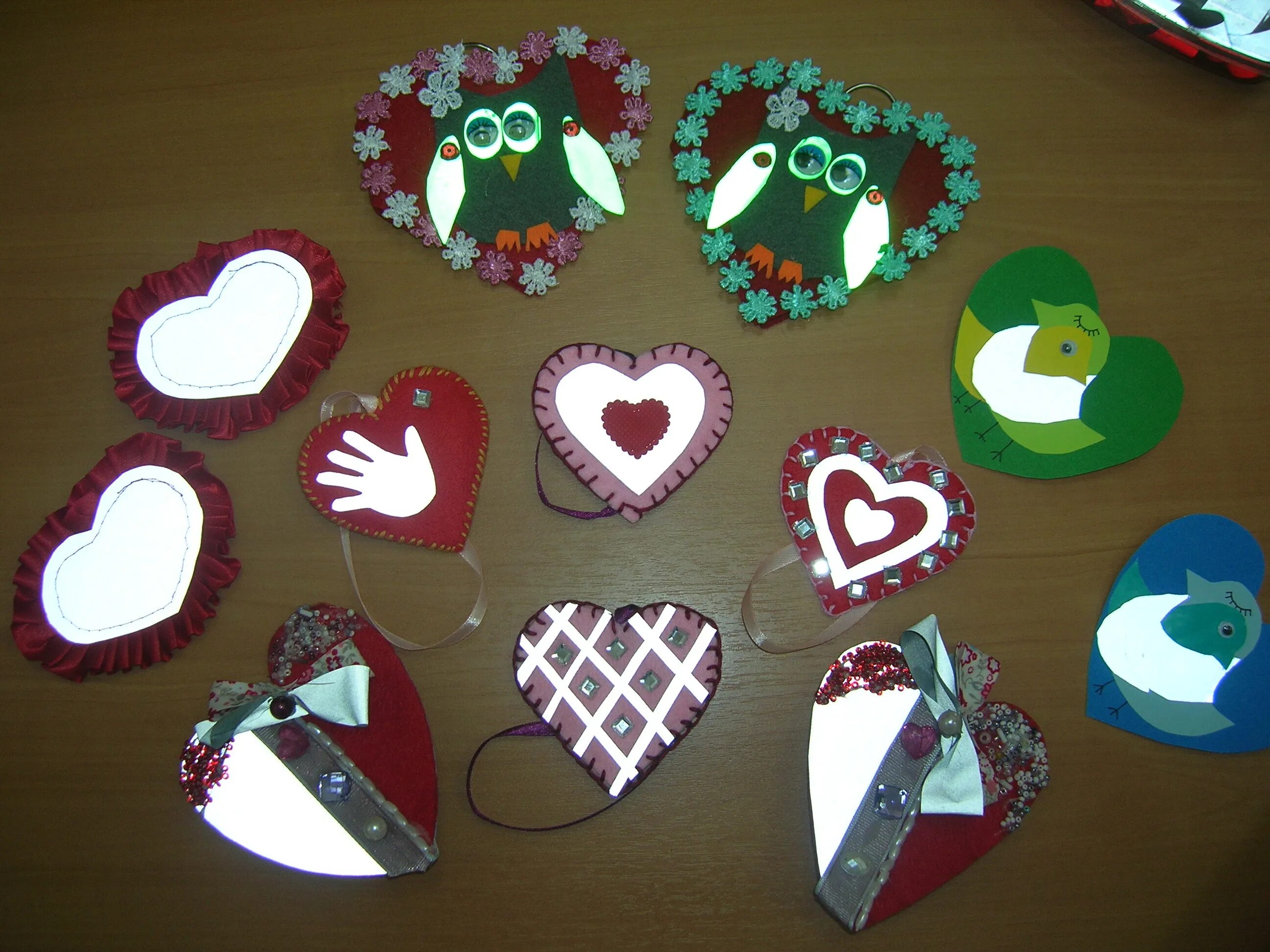 Поделка для мамы в виде сердечка. Поделка объемное сердце. Открытка сердечко для мамы. Поделка в виде сердца. Поделка сердце.