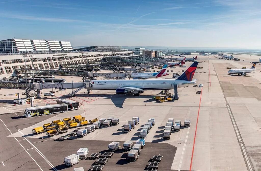Der flughafen. Штутгарт германия аэропорт. Munich airport взлетно посадочные. Франфрункт германия аэропорт. Гамбург германия аэропорт.