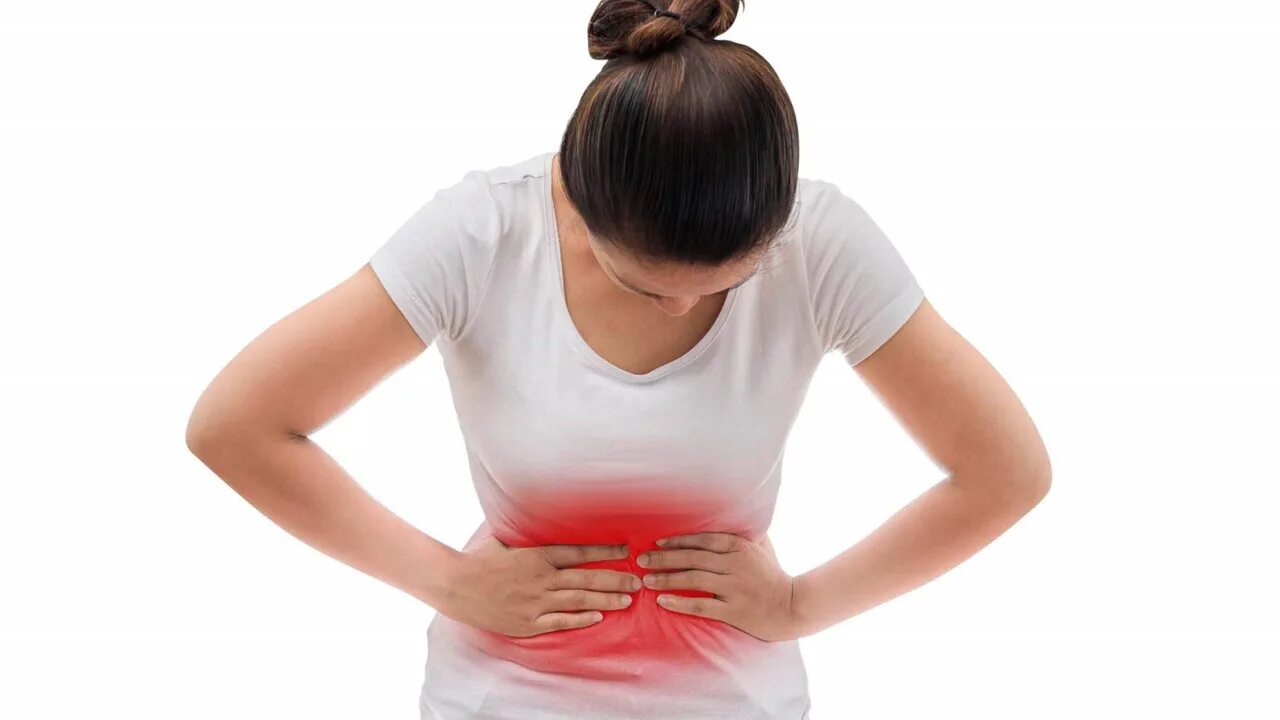 Боль в животе у девушки. Девушка держится за живот. Профилактика цистита. У девочки болит живот. Девушка хватается за живот.