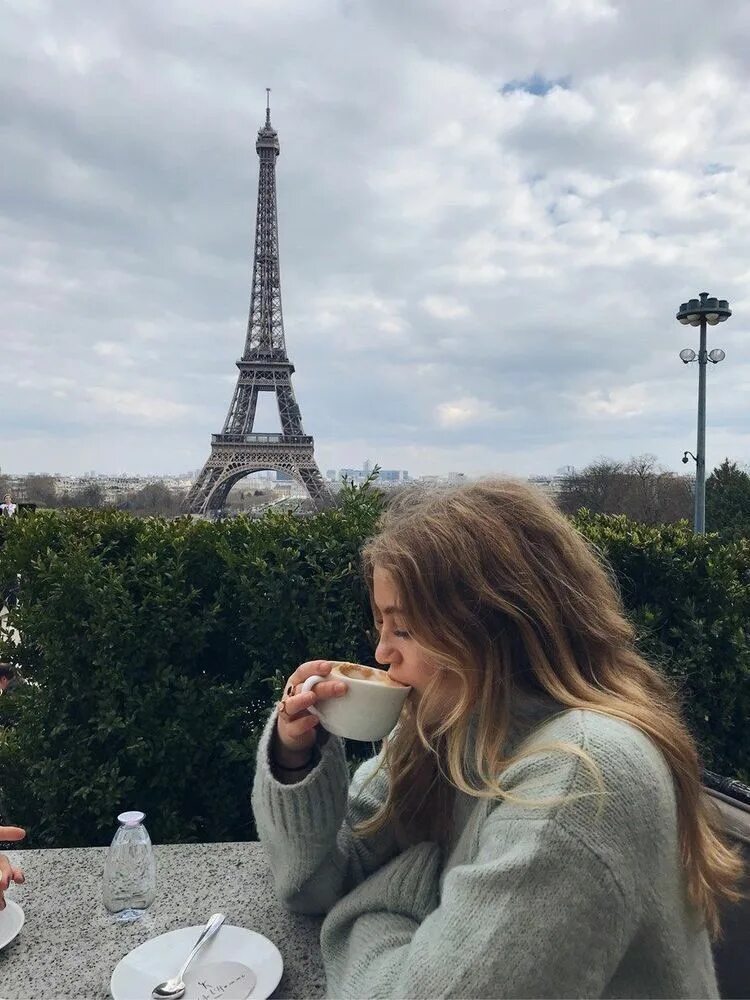 Move in paris. Trip to paris aesthetics. Вояж париж. На траве ноутбук на фоне эйфелевой башни. "theres move to life" надпись.