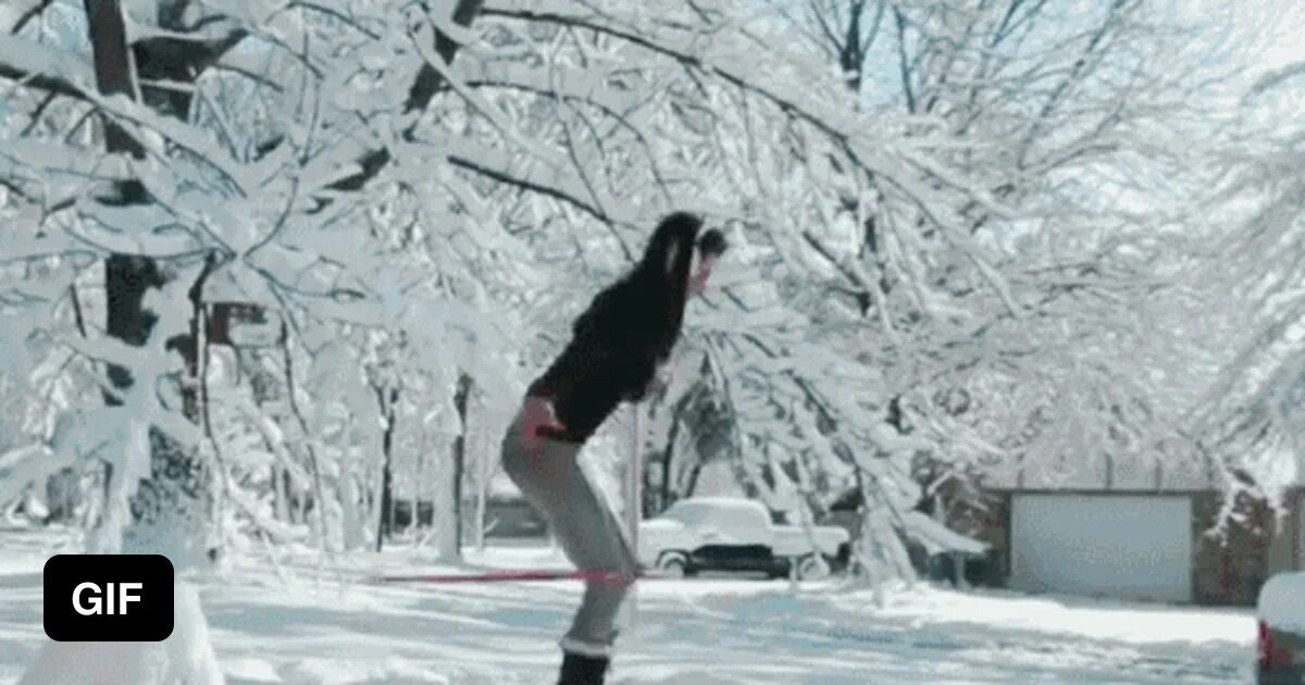 Девушка танцует зимой. Бег зимой. Девушка танцует под снегом. Зимние приколы гифки.