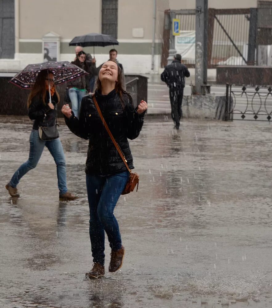 Можно ли гулять в дождь. Гулять под дождем. Гуляет дождь. В куртке под дождем. Дождь в Москве.