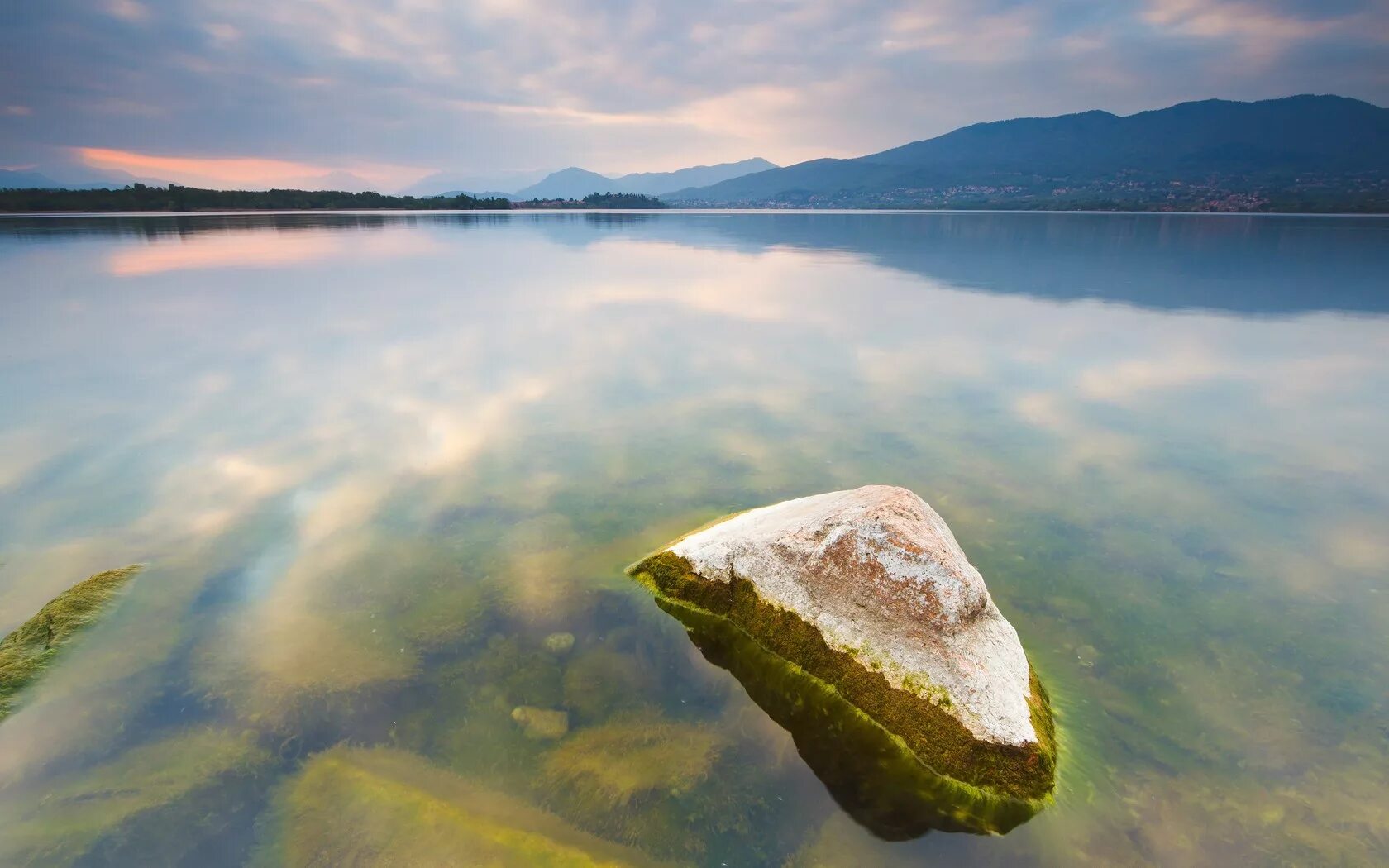 Водами озера входит в. Озеро с прозрачной водой. Озеро камни. Вода озеро. Камни в реке.