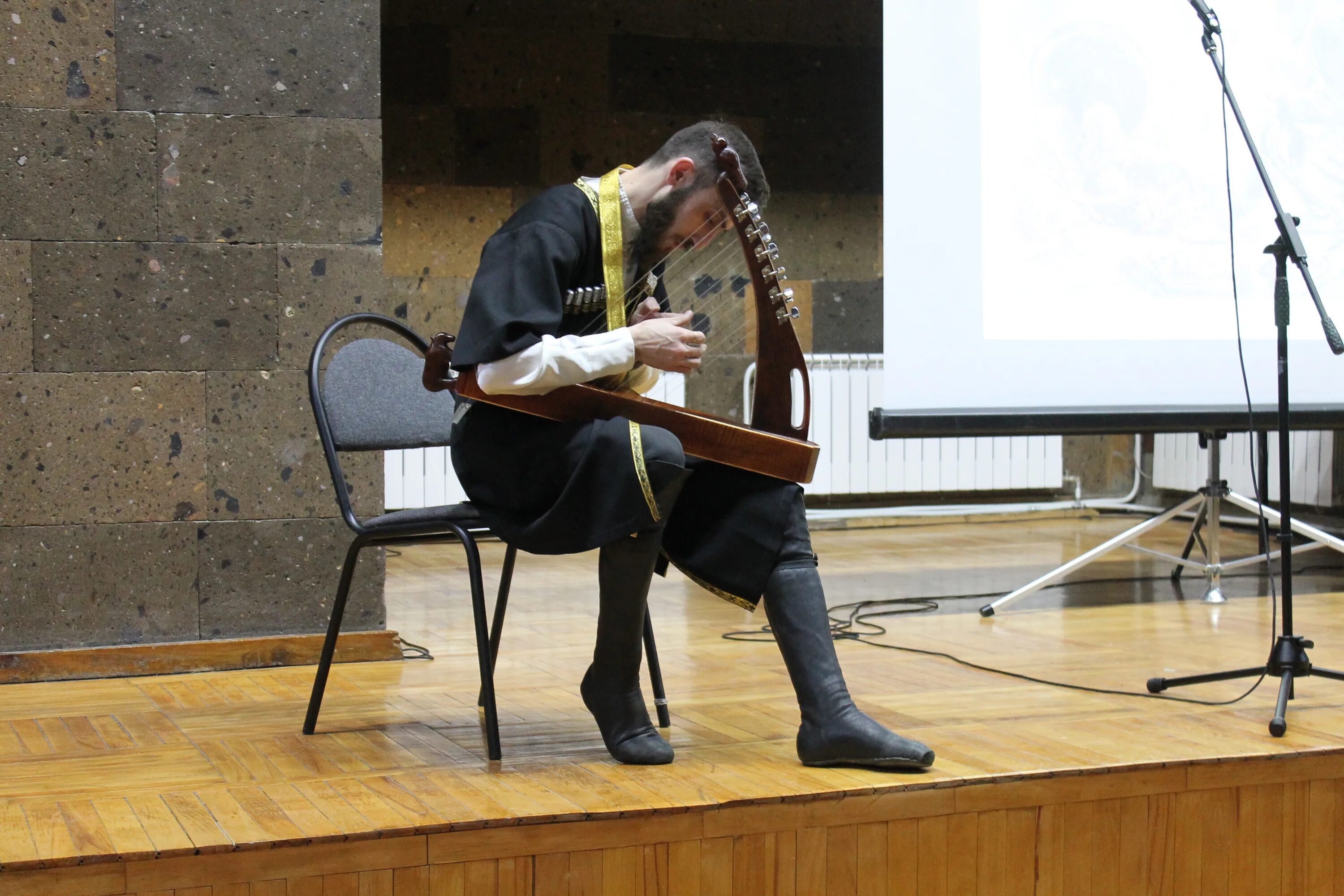 театр ссср. художественная самодеятельность. сказители осети гаха сланов. украсить сцену в народном стиле. гнесинские виртуозы.