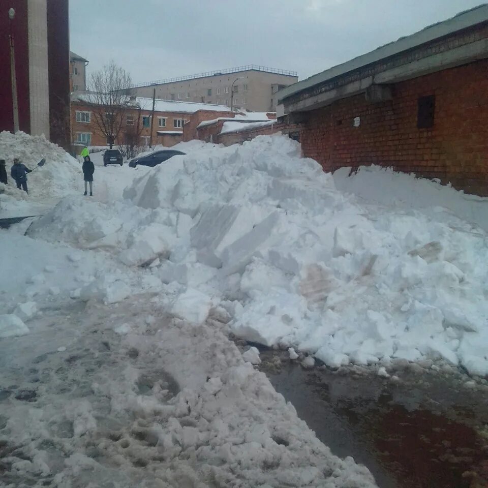 Дорогу завалило снегом. Заваленные снегом дороги. Кумертау снег. Школа завалена снегом. Гречишкино Луганская область завалило снегом.