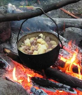 Картошка с тушенкой в казане на костре