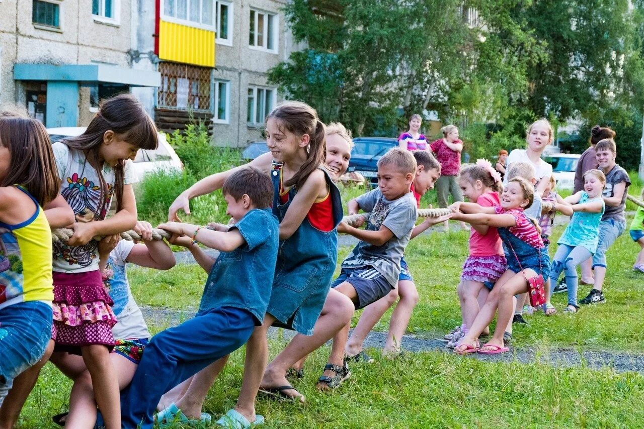 Ребята играют на улице. Дети во дворе. Дети играющие во дворе. Летние дворовые игры. Дети во дворе летом.