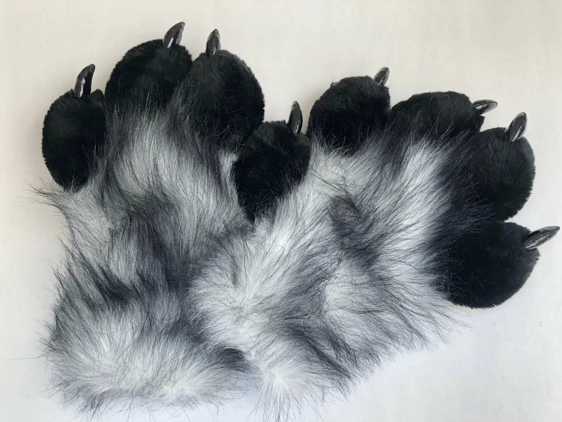 Брошь лапка с мехом. Fursuit paws перчатки. Fursuit paws лапки. Лисьи лапы перчатки. Fursuit paws перчатки.