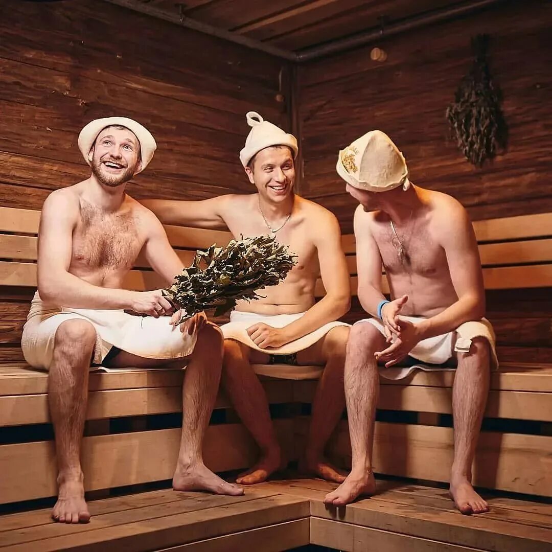 люди в бане. мужчины в бане. мужчина с бантом. мужчина в парилке. парни в сауне.