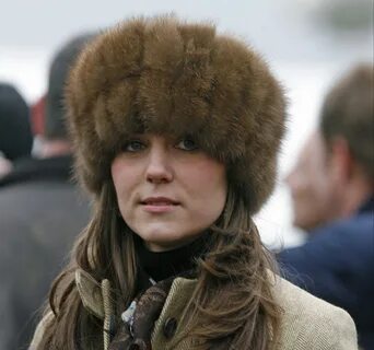 Пальто и меховая шапка