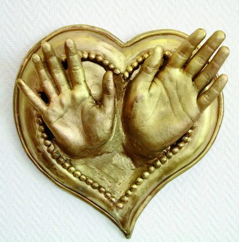 Золотые руки смысл. Золотые руки. Слепок рук для влюбленных. Медаль золотые руки. Золотая ладонь.