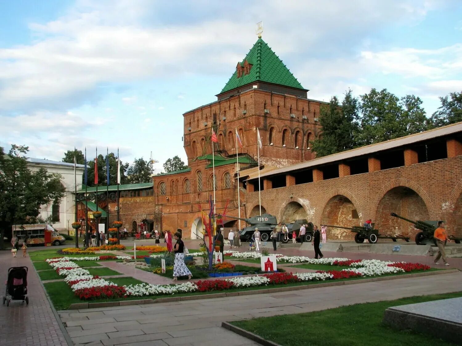 Сколько кремлей в нижнем новгороде. Нижегородский Кремль Нижний Новгород. Дмитриевская башня Нижегородского Кремля. Нижний Новгород Кремль экскурсии. Нижегородский Кремль достопримечательности Нижнего Новгорода.