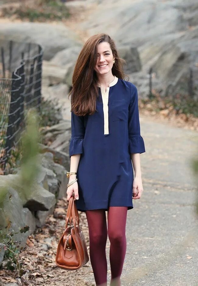 Синее платье с черными колготками. Сальма хайек в синем платье. Виктория бекхэм в колготках. Колготки к синему платью. Голубое платье с черными колготками.