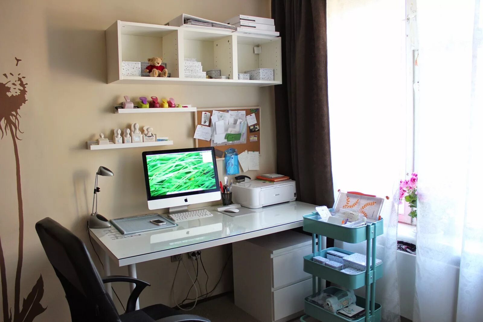 Комната для рукоделия. Стильный органайзер. Порядок на рабочем месте. Содержимое стола. Уютное рабочее место.