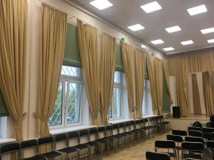 В школьном зале 6 окон