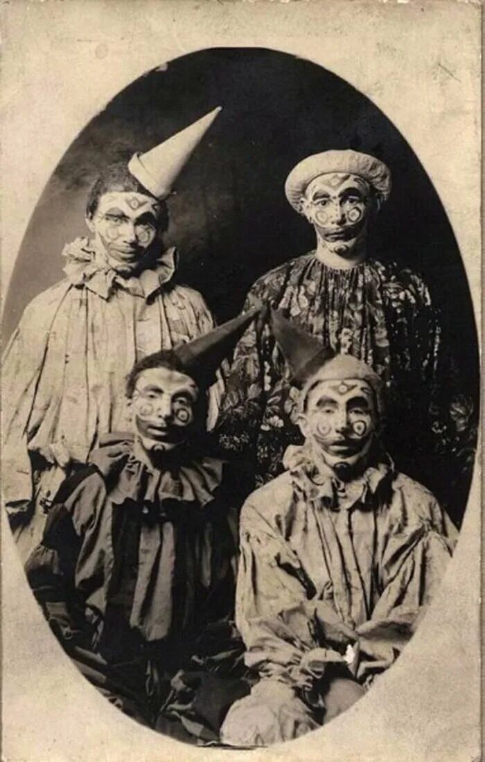 Клоуны 1853. Клоун старинный. Старая фотография клоун. Клоун 20 век. Клоуны в древности.