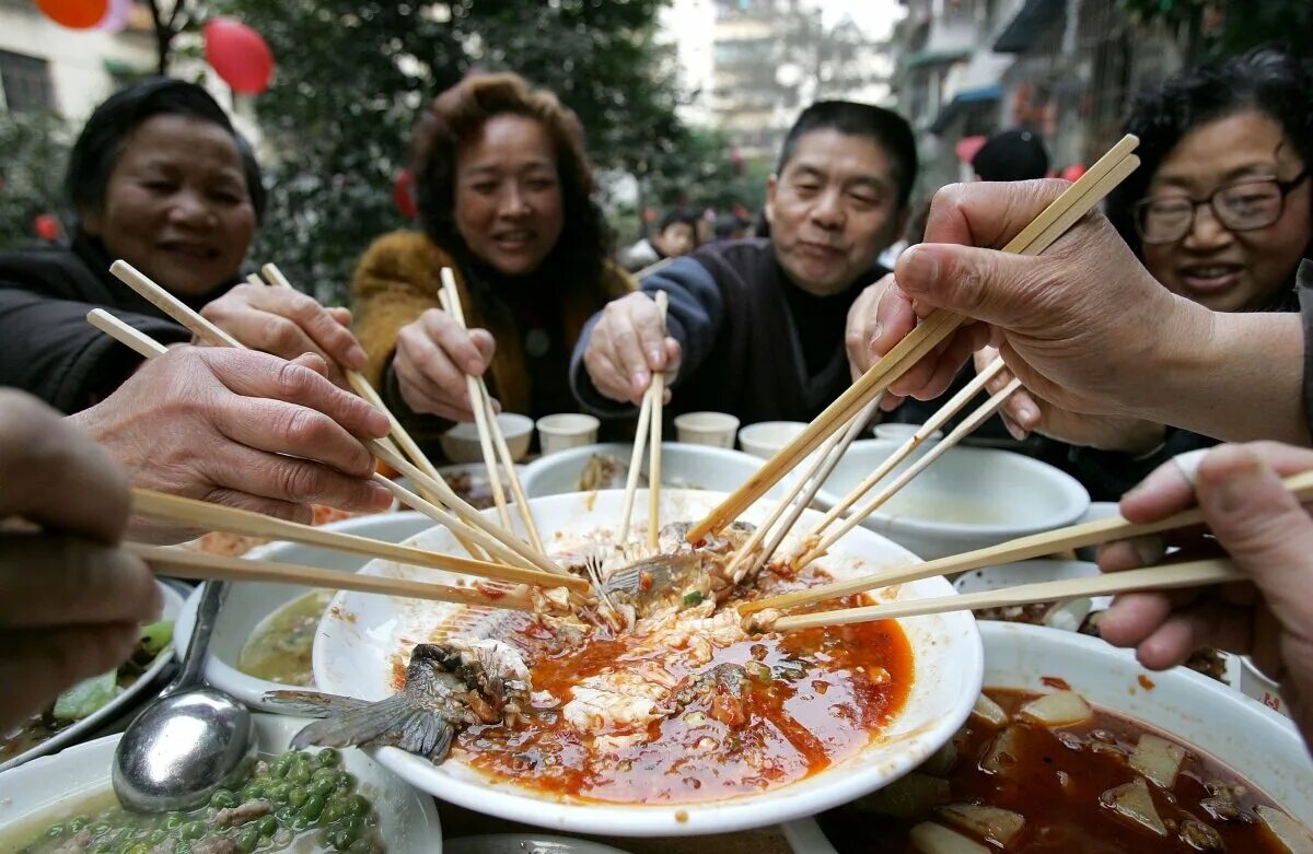 Китайцы едят палочками. Китайские палочки для еды. Японцы едят палочками. Как едят рис палочками
