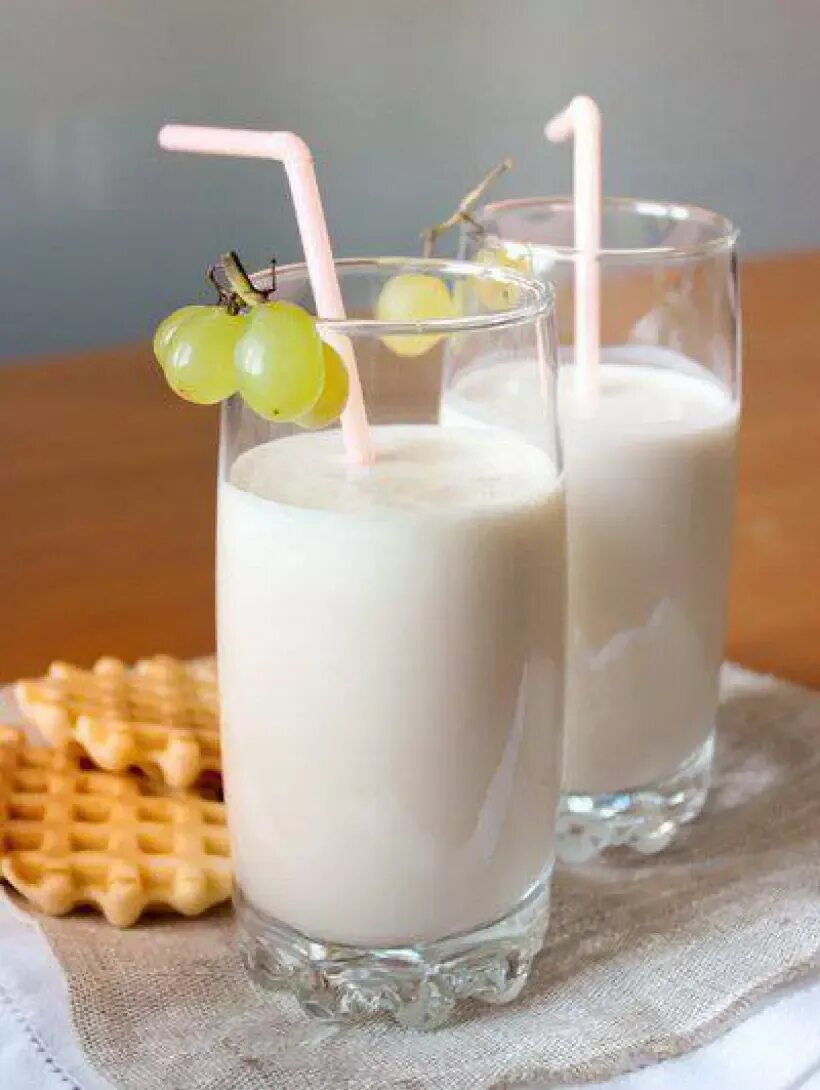 Молочные коктейли. Молочный коктейль с мороженым. Карамельный молочный коктейль. Молочные коктейли с карамелью. Банановый коктейль без мороженого