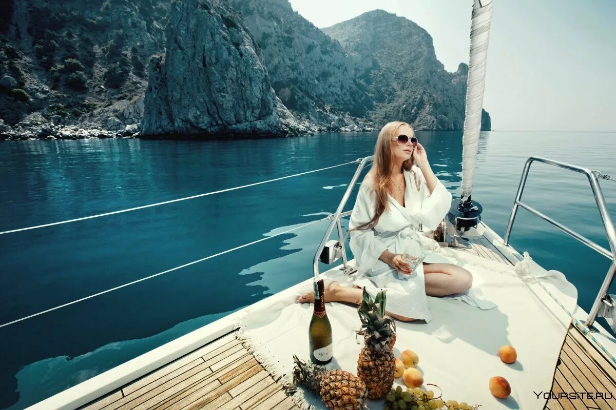 Вести роскошный образ жизни. Фотосессия на яхте. Море яхта девушка. Женщина в роскоши. Шикарная девушка на яхте.