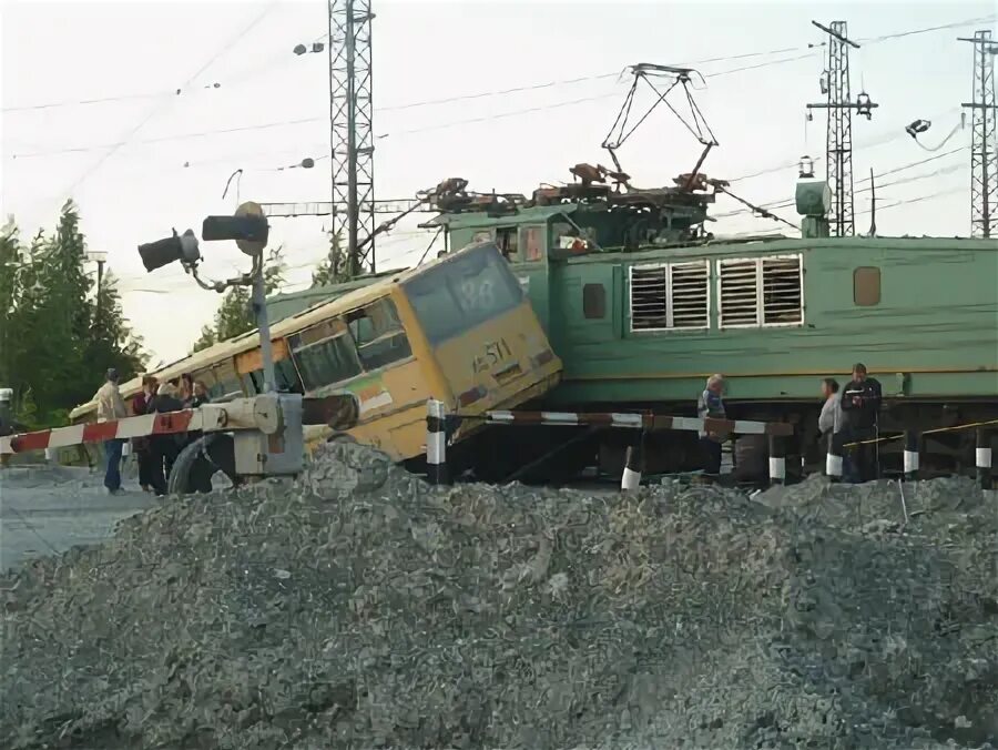 Автобус на жд переезде. Локомотив пэ2м Асбест. Пэ2м тяговый агрегат. Машинист тягового агрегата Асбест. Ураласбест электровоз.