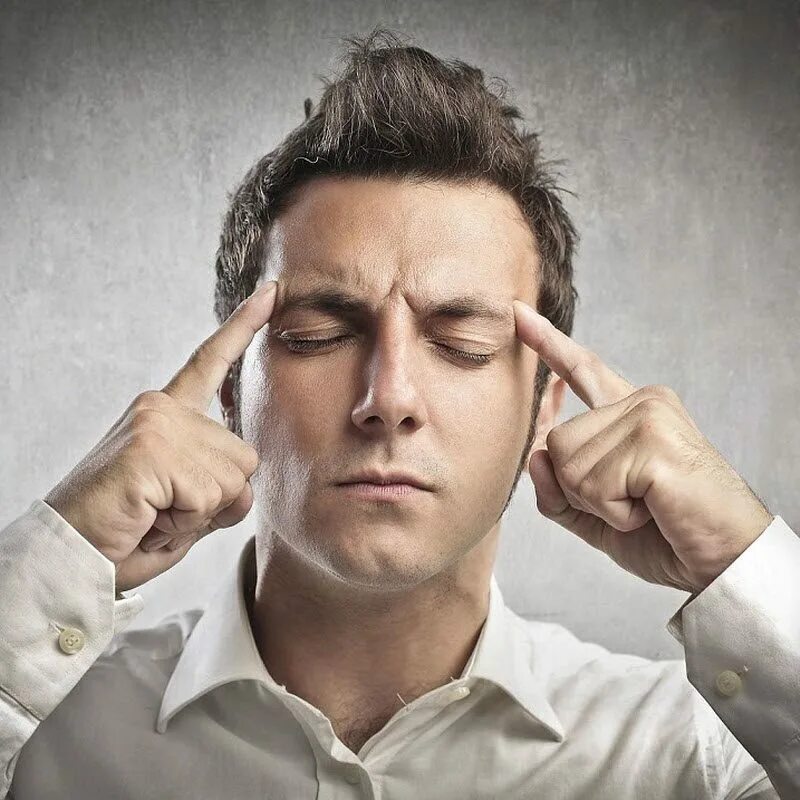 Человек со здоровой психикой. Пример рассеянного внимания. Концентрация на вопросе. Человек думает. Концентрация на вопросе.