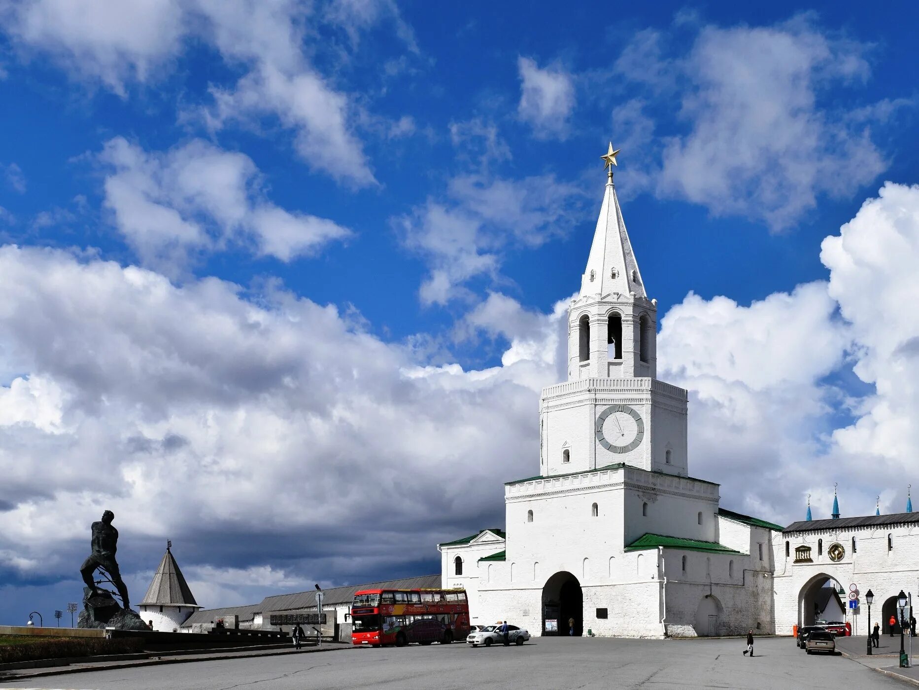 Казанский кремль сайт. Казанский Кремль Казань. Спасская башня Казань. Музей заповедник Казанский Кремль. Белый Кремль Казань.