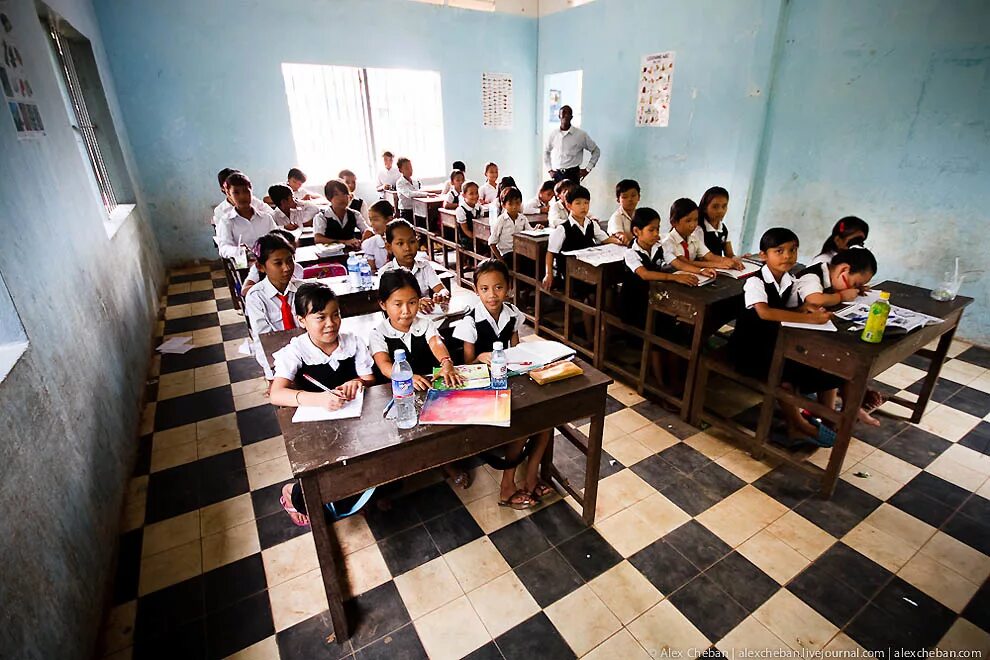 Школа худшее время. Школы в бедных странах. Школа в Камбодже. Школы Азии. Сельские школы в Камбодже.