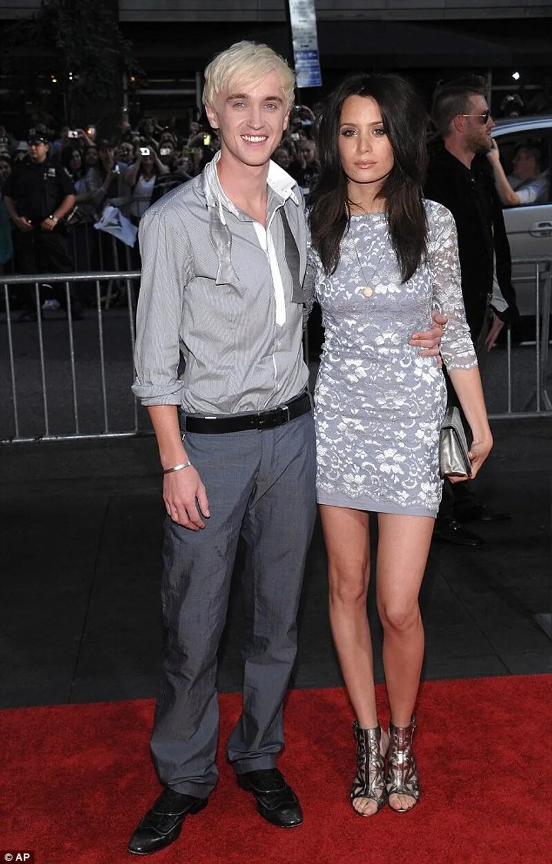 Девушка тома фелтона 2020. Том фелтон жена и дети. Том фелтон и его жена. Том фелтон с девушкой. Том фелтон жена и дети.