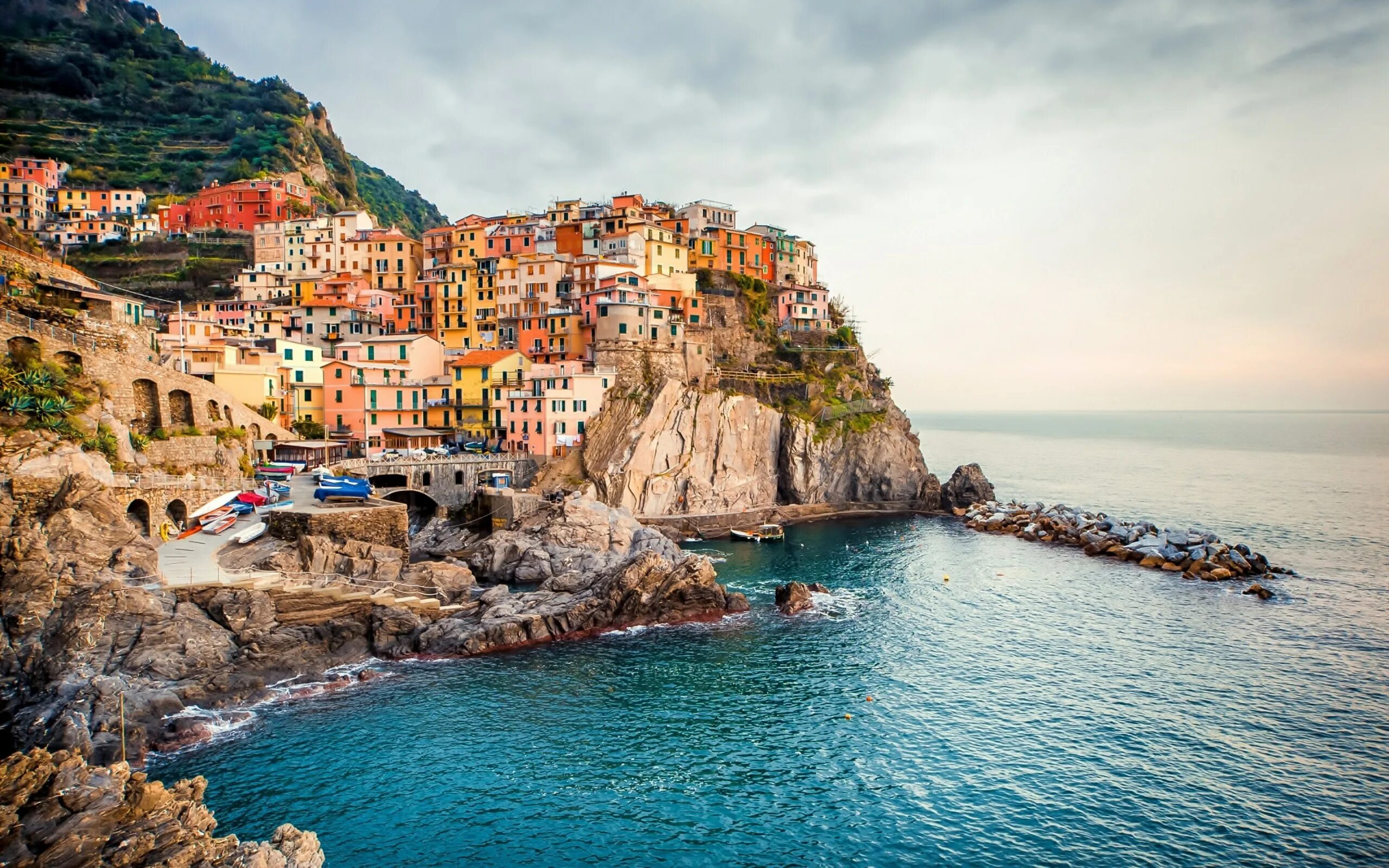 Cinque terre италия. Крепость бонифачо корсика. Чинкве-терре италия природа. Адриатическое море италия. Агиос николаос крит.