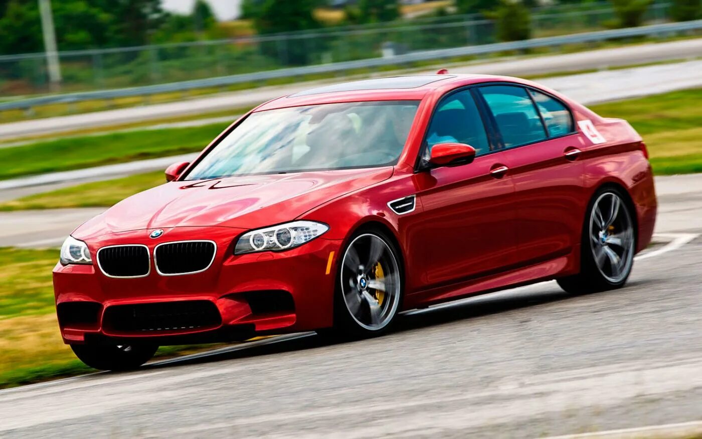 М5 18. BMW m5 красная. BMW м5 красная. БМВ м5 ф10 красная. BMW m5 528i.