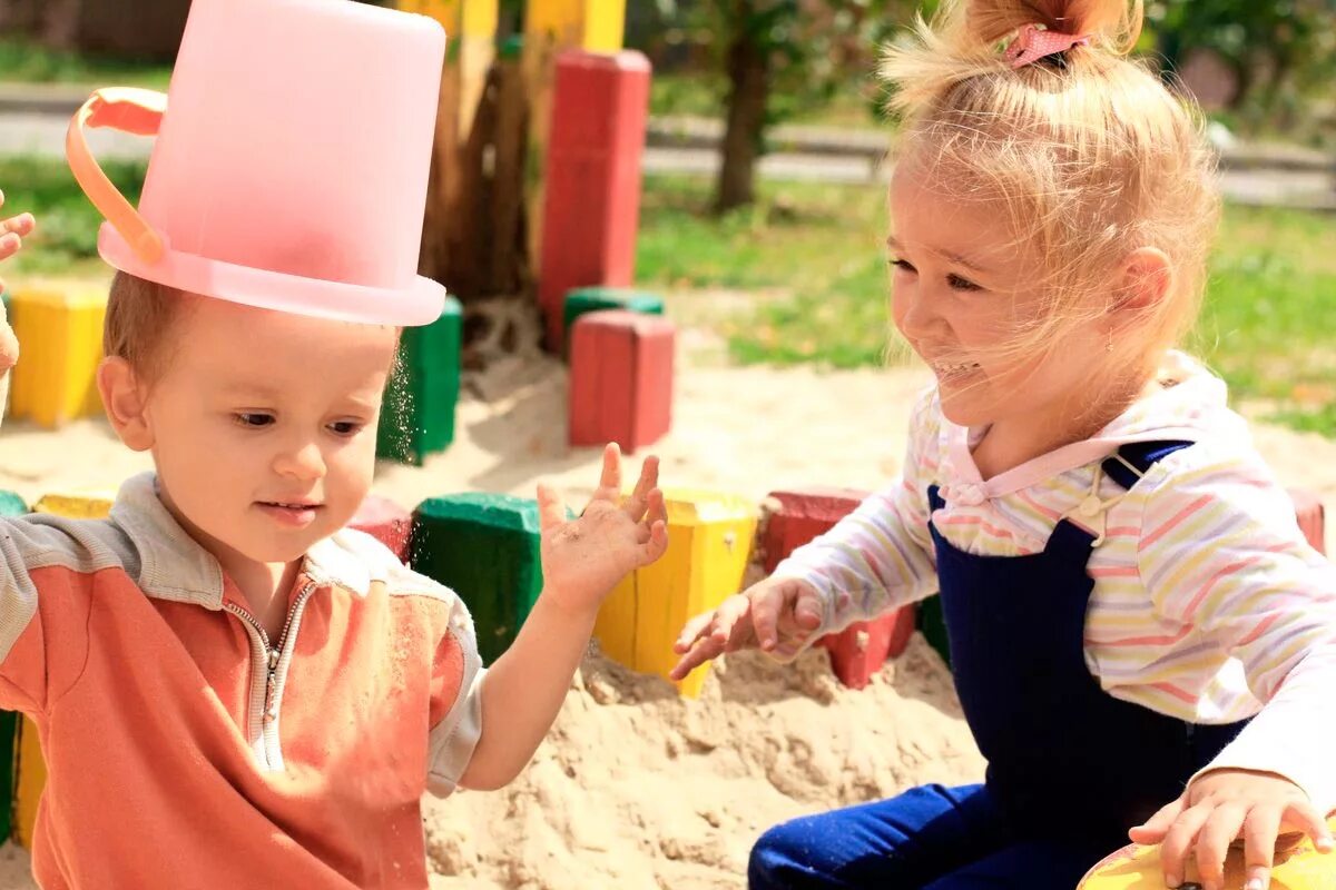 Веселые игры для малышей. Малыши в детском саду. Малыш в песочнице. Детки в садике. Игры для детей.