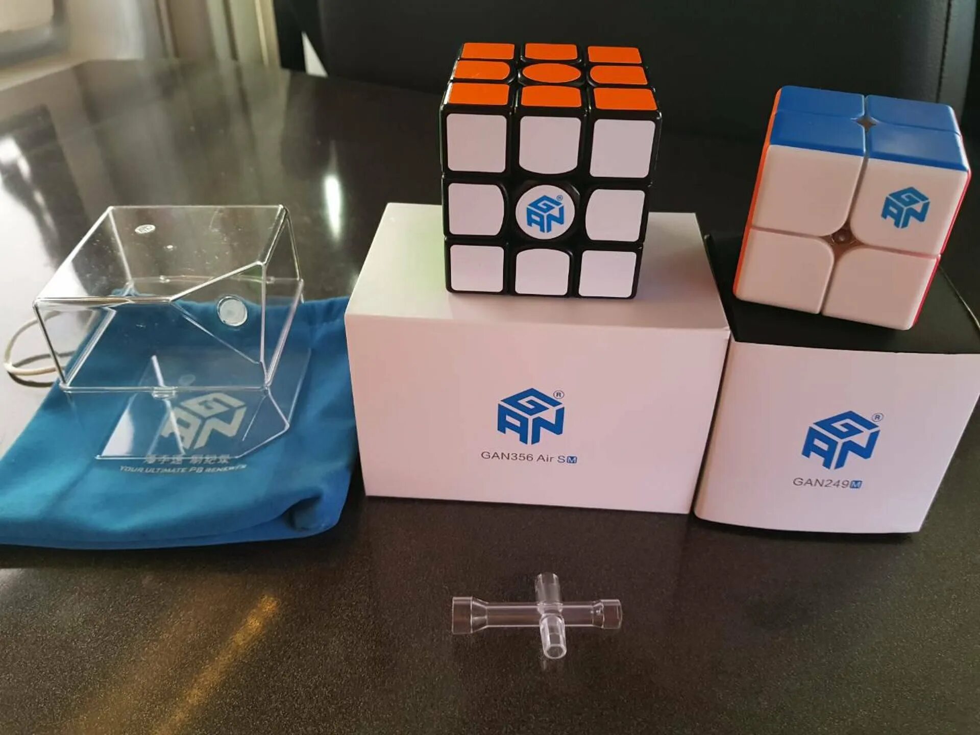 у куба 6 граней и 12 ребер и 8 вершин. трёхмерный куб. ц ц куб. куб. головоломка прозрачный куб лабиринт с шариком.