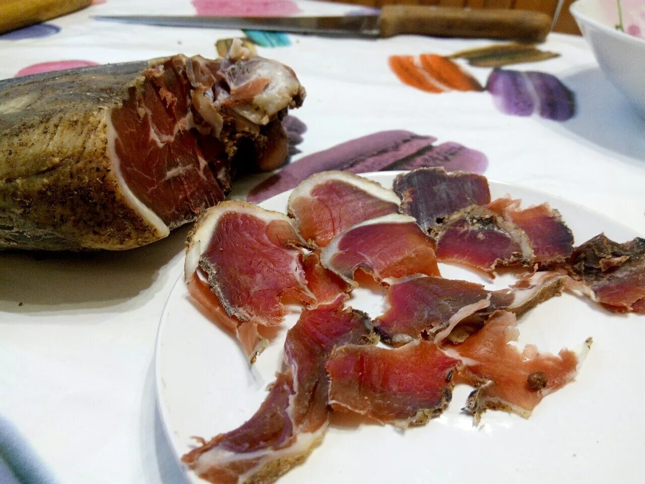 Вяленая голень индейки. Оленина бастурма. Сыровяленая индюшиная голень. Вяленая нога хамон баранья. Бастурма из лося.