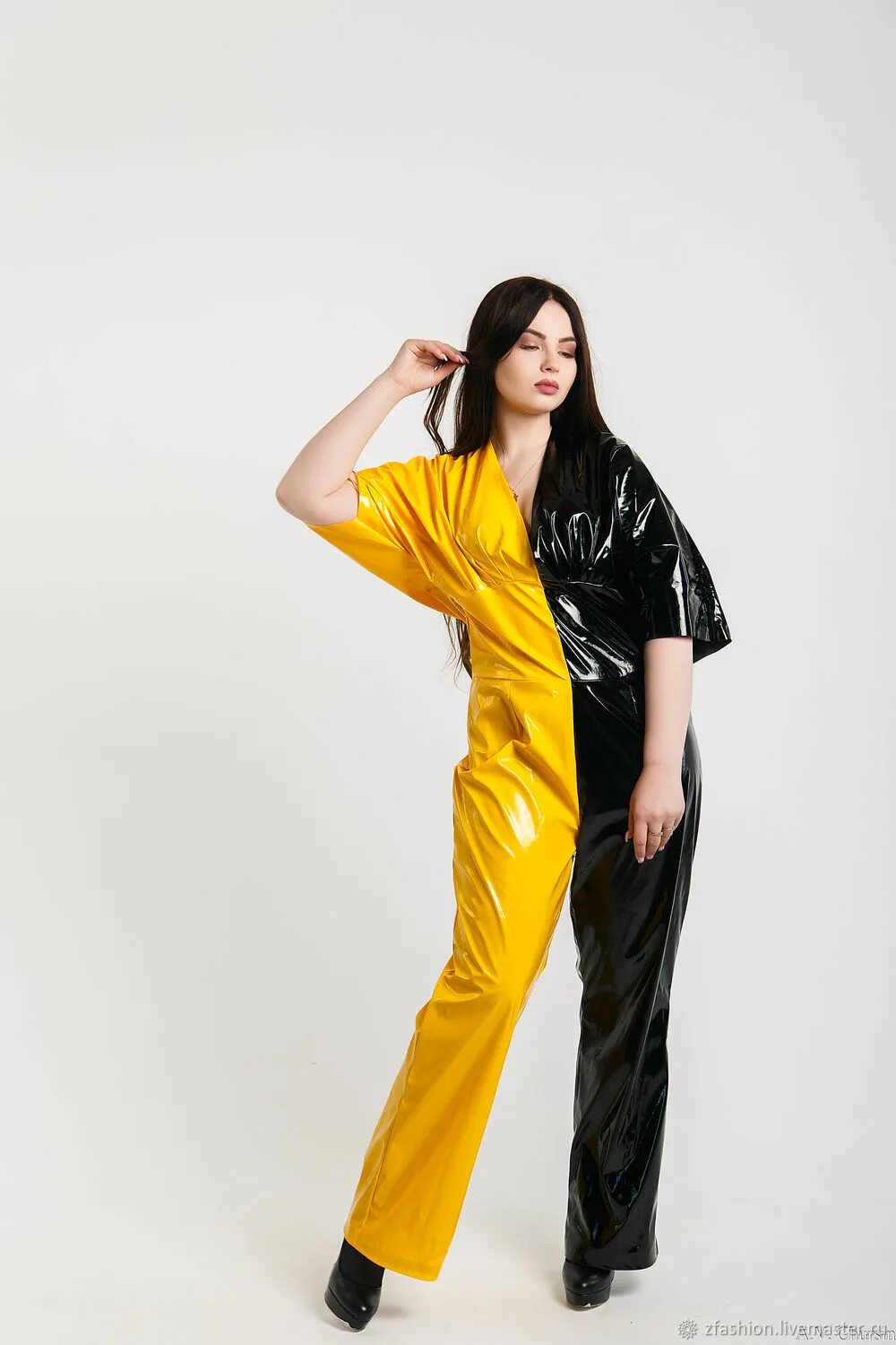 Виниловый комбинезон. Blend she комбинезон. Красивый комбинезон женский. Комбинезон женский хаки спортивный. Модные комбинезоны.