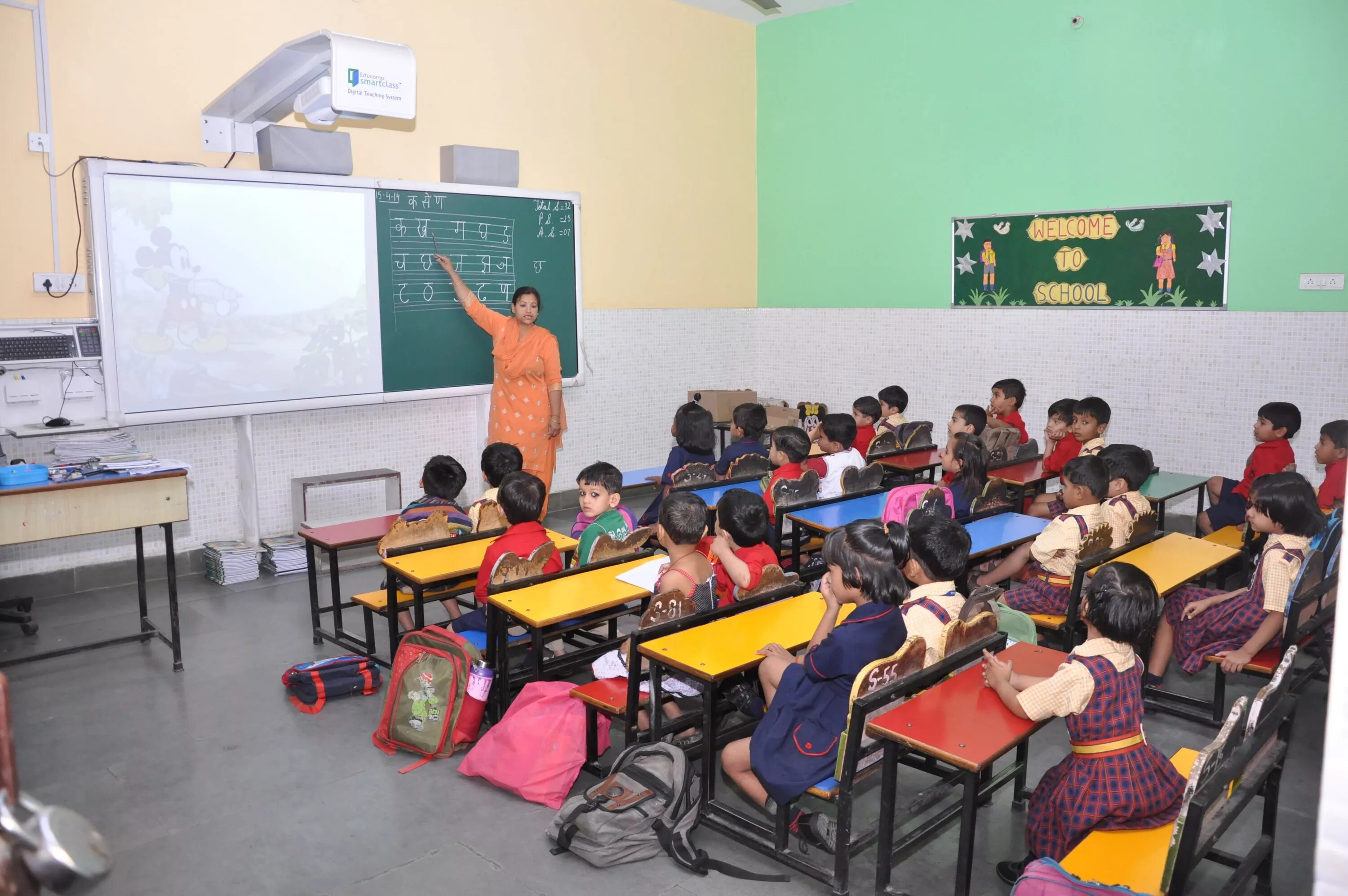 Digital classroom. Индийский вуз. Университет Индия иностранных языков. Classroom in India. Саудовские учебные классы.