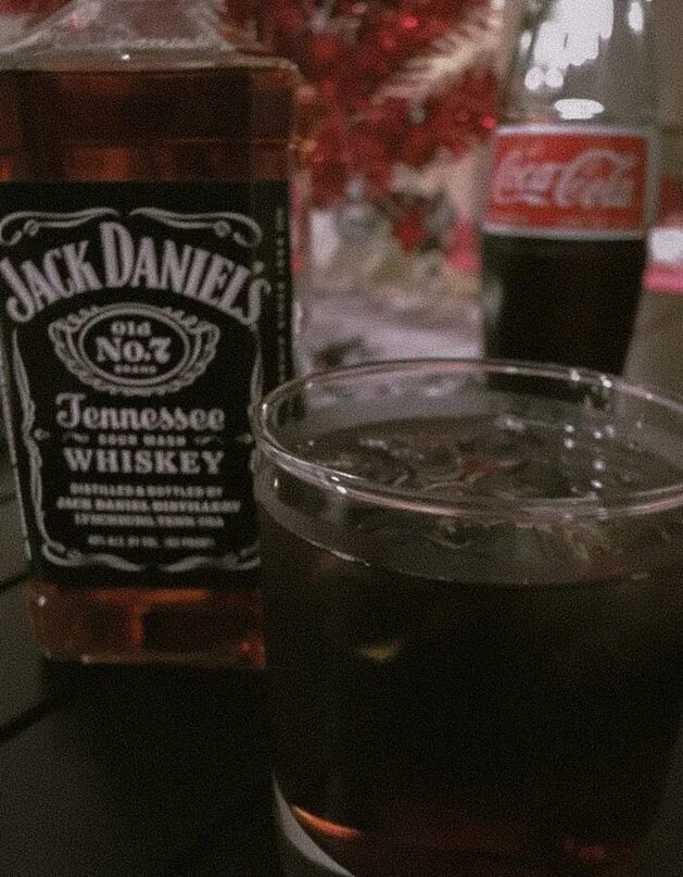 Виски Джек Дэниэлс со льдом. Виски кола Джек Дэниэлс. Коньяк Джек Дэниэлс с колой. Виски Джек Дэниэлс на столе дома. Пьем виски дома