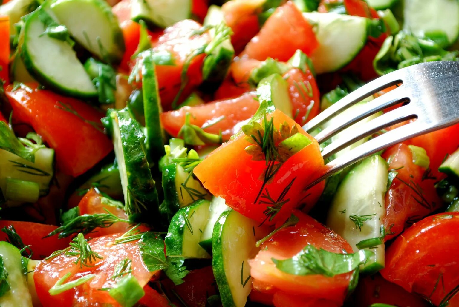 Овощной салат огурцы помидоры рецепт. Салат из помидоров. Овощной салат. Салат окургцы и помедор. Салат из пмидори огурцов.