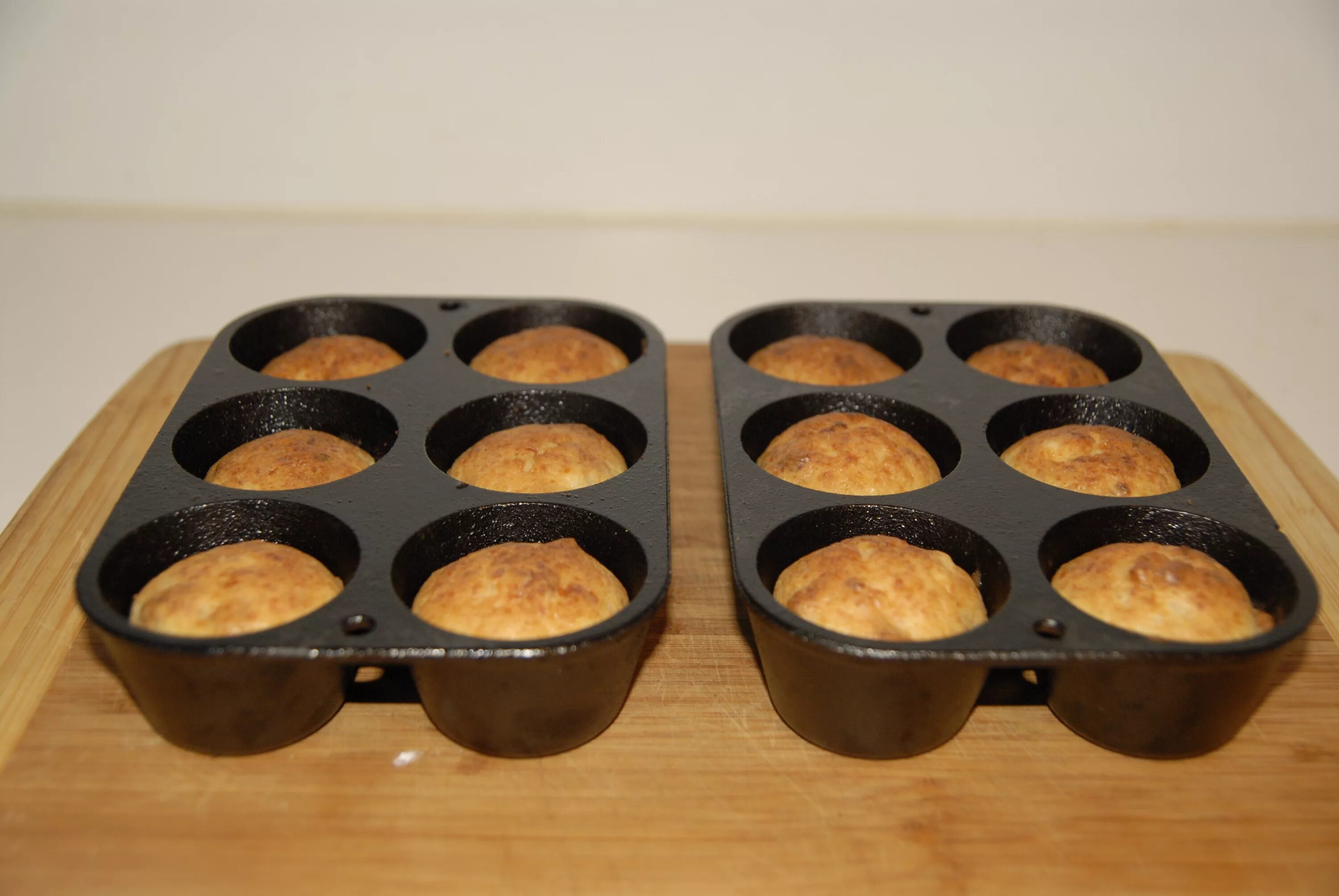 Тесто для маффинов. Испечь в соответствующей форме. Приспособления для выпечки. Испечь в соответствующей форме. Формовка хлебобулочных изделий.