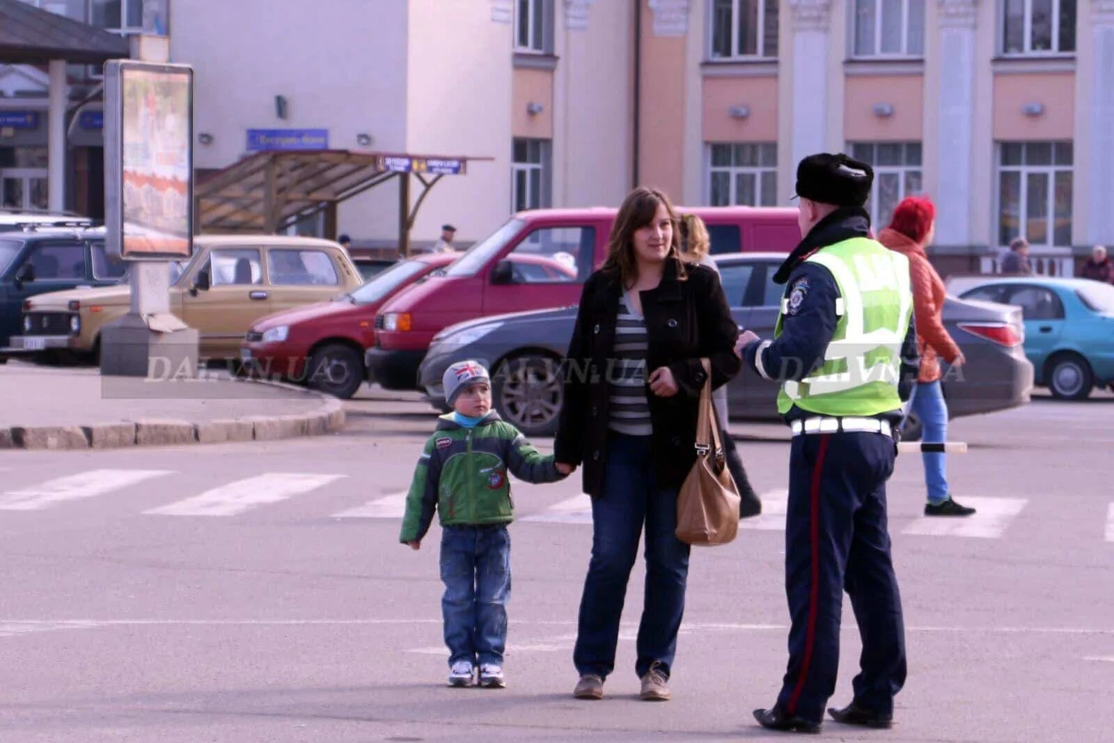 Нарушение правил пешеходом. Нарушение ПДД пешеходом. Пешеход нарушает ПДД. Пешеход в неположенном месте. Взрослые нарушают ПДД С детьми.