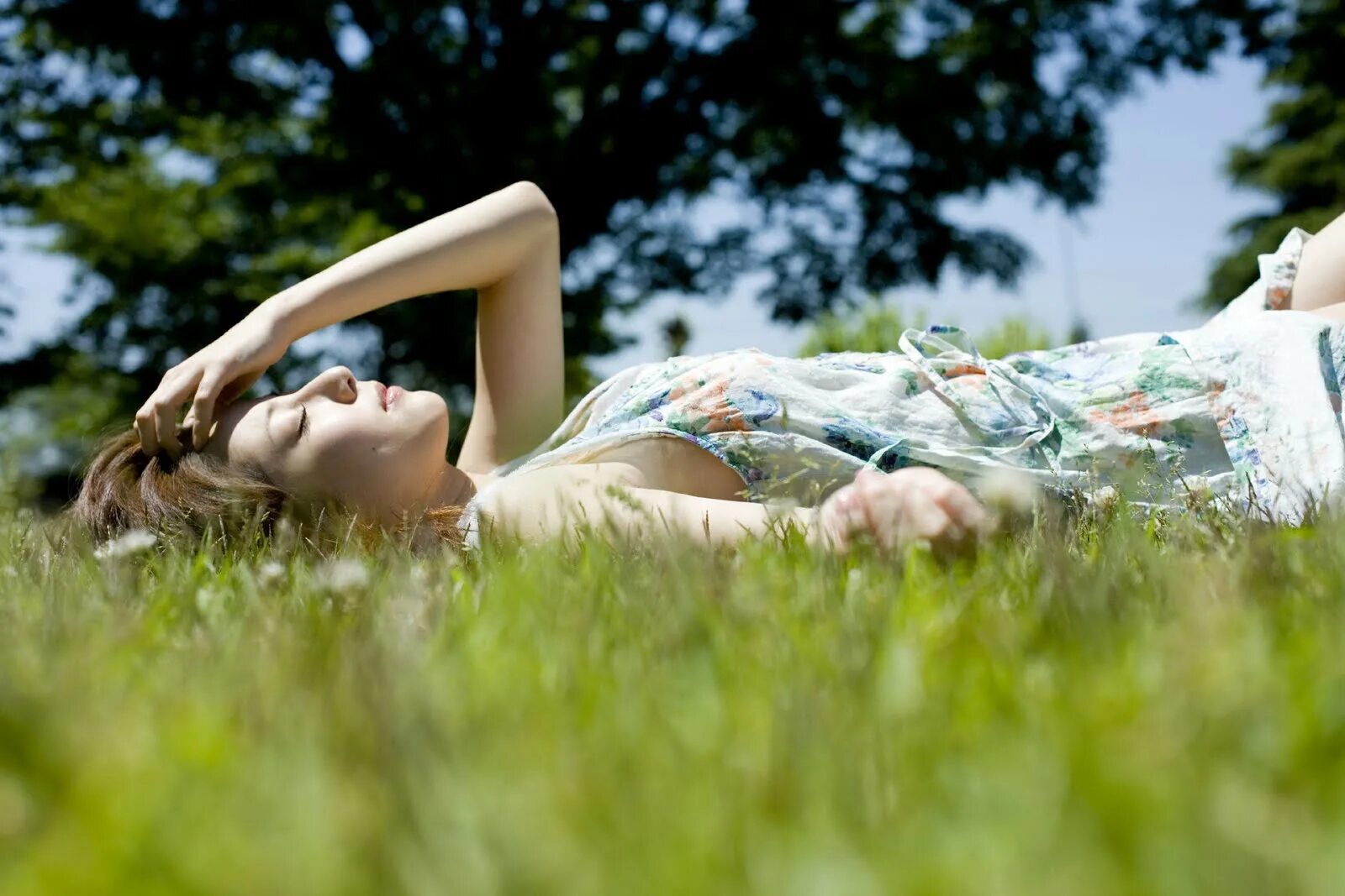 анет сай niletto не люблю. девушка лежит на лугу. девушка лежит на подлокотнике. девушка лежит на траве. девушка в цветах.
