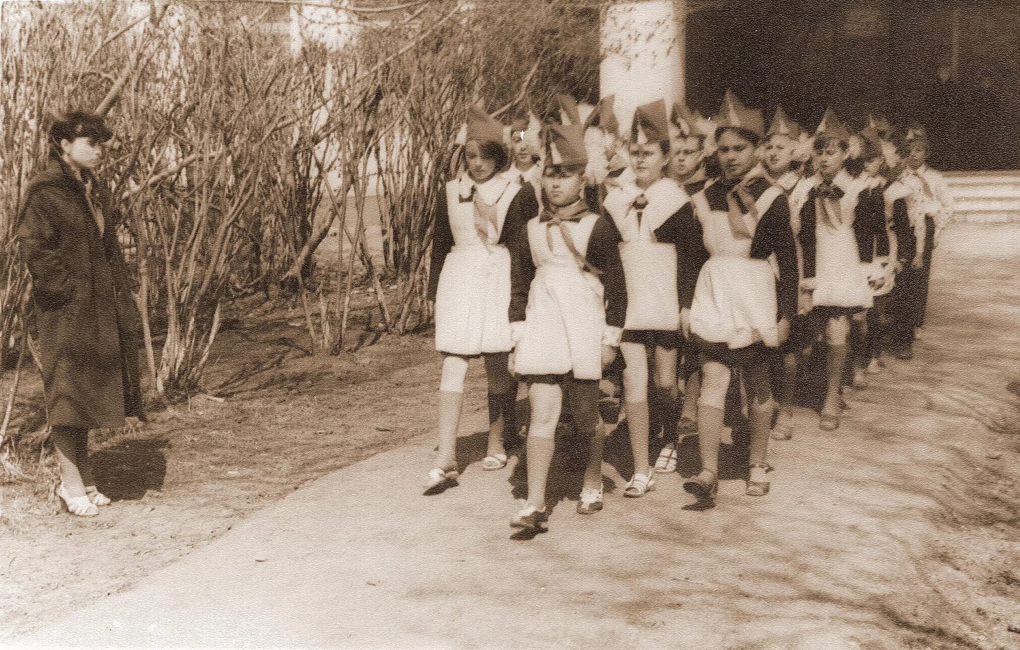 пионерская зарница в ссср маршировка. день пионерии кпрф. пионерское движение 1922. парад пионеров на красной площади 1982. пионеры маршируют.