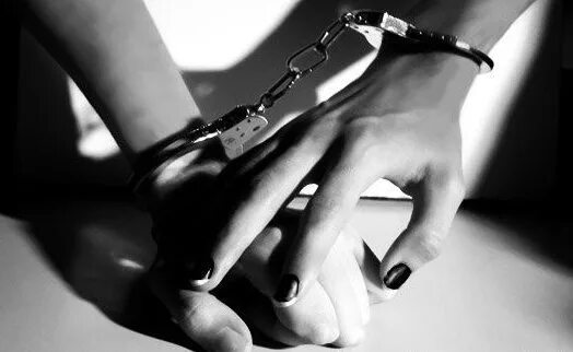 Мужчина и женщина в наручниках. Руки в наручниках. Руки в наручниках любовь. Парень в наручниках.